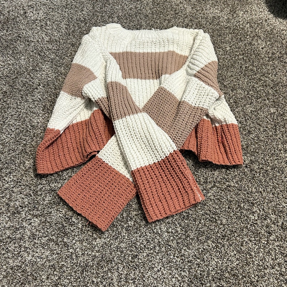 Moon & Madison Cream and Tan Crew Neck Sweater with Ribbed Knit
